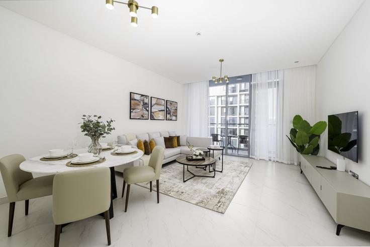 Elegant gestaltetes Wohnzimmer mit moderner Einrichtung in einer Wohnung im Building Tariaq Bedon Esm - dlx-holiday-homes - 1238863 - DXB in Al Merkadh, Dubai