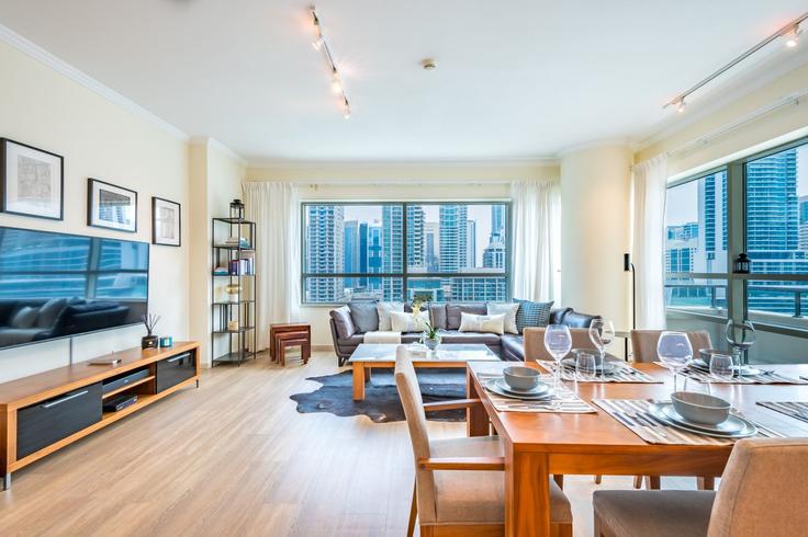 Elegant gestaltetes Wohnzimmer mit moderner Einrichtung in einer Wohnung im Building Al Gharbi Street - dlx-holiday-homes - 1239026 - DXB in Dubai Marina, Dubai Elegant gestaltetes Wohnzimmer mit moderner Einrichtung in einer Wohnung im Building Al Gharbi Street - dlx-holiday-homes - 1239026 - DXB in Dubai Marina, Dubai