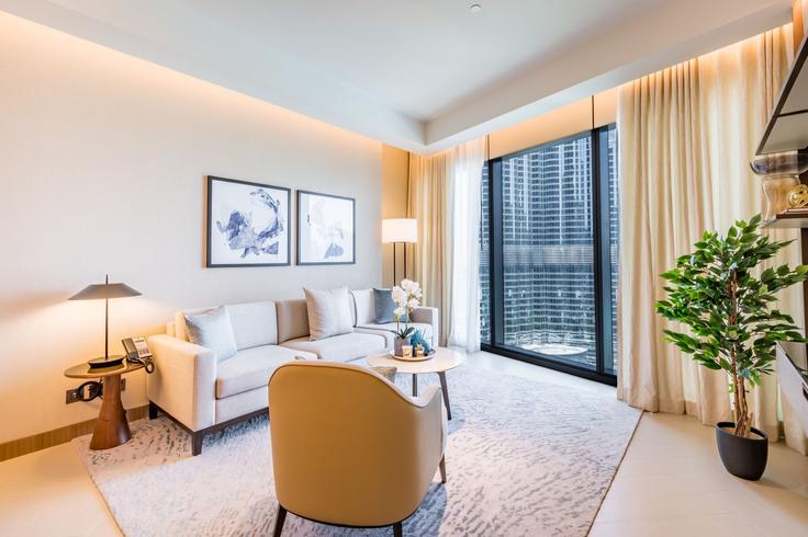 Sala de estar elegantemente projetada com móveis modernos em um apartamento no Building Sheikh Mohammed bin Rashid Boulevard - dlx-holiday-homes - 1239017 - DXB em Downtown Dubai, Dubai