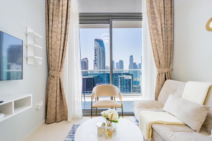 Business Bay, Dubai에 위치한 Building Marasi Drive - dlx-holiday-homes - 1239279 - DXB 아파트의 세련된 인테리어가 돋보이는 거실