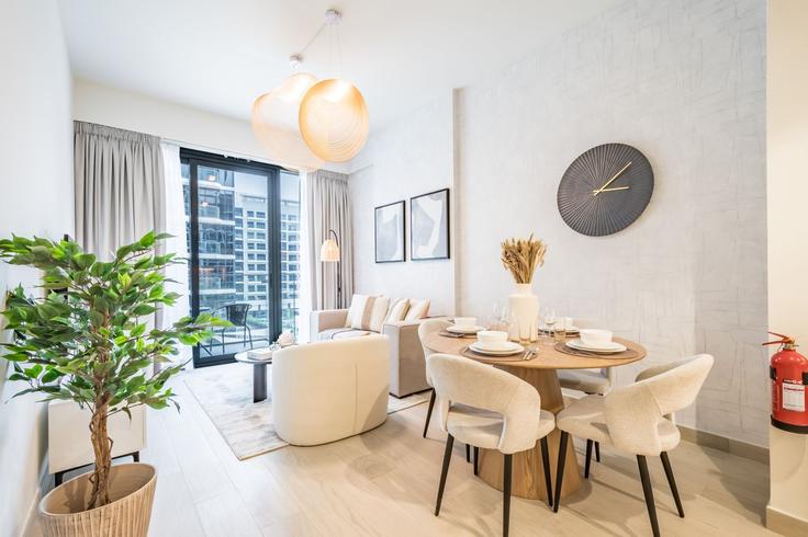 Dubai Nad Al ShebaのBuilding Tariaq Bedon Esm - dlx-holiday-homes - 1239085 - DXBのアパートメントにある、モダンな家具を備えたエレガントなデザインのリビングルーム