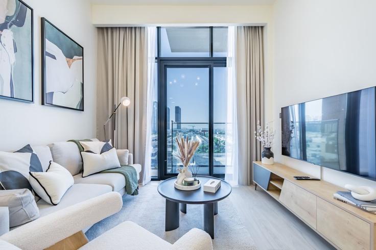 Sala de estar elegantemente projetada com móveis modernos em um apartamento no Building Tariaq Bedon Esm - dlx-holiday-homes - 1238940 - DXB em Nad Al Sheba, Dubai