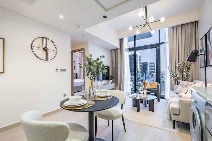 Nad Al Sheba, Dubai에 위치한 Building Tariaq Bedon Esm - dlx-holiday-homes - 1239097 - DXB 아파트의 세련된 인테리어가 돋보이는 거실 Nad Al Sheba, Dubai에 위치한 Building Tariaq Bedon Esm - dlx-holiday-homes - 1239097 - DXB 아파트의 세련된 인테리어가 돋보이는 거실