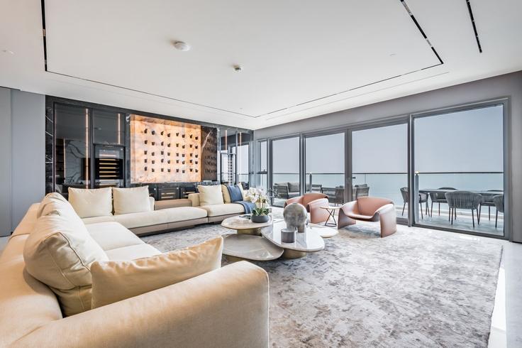 Elegant gestaltetes Wohnzimmer mit moderner Einrichtung in einer Wohnung im Building Al Mamsha Street - dlx-holiday-homes - 1238992 - DXB in Dubai Marina, Dubai Elegant gestaltetes Wohnzimmer mit moderner Einrichtung in einer Wohnung im Building Al Mamsha Street - dlx-holiday-homes - 1238992 - DXB in Dubai Marina, Dubai