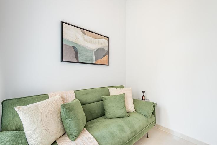 Salle de séjour élégante avec mobilier moderne dans un appartement à Building Albizia - dlx-holiday-homes - 1239009 - DXB à Madinat Hind 4, Dubai