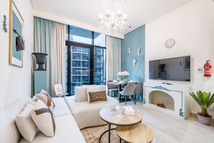 Elegant gestaltetes Wohnzimmer mit moderner Einrichtung in einer Wohnung im Building Al Meydan Road - dlx-holiday-homes - 1238925 - DXB in Nad Al Sheba, Dubai
