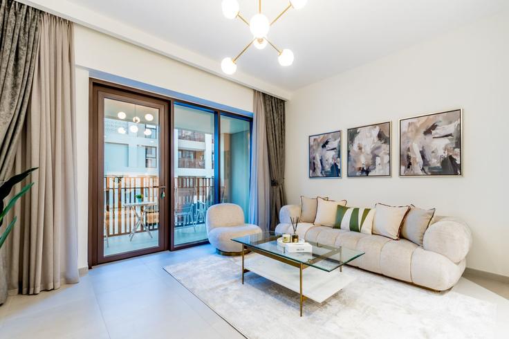 Elegante sala de estar con mobiliario moderno en un apartamento en Building Tariaq Bedon Esm - dlx-holiday-homes - 1239335 - DXB en Ras Al Khor, Dubai