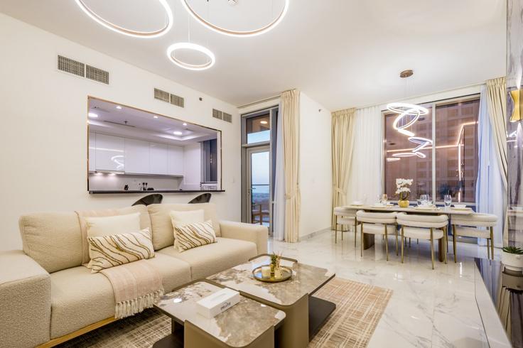Sala de estar elegantemente projetada com móveis modernos em um apartamento no Building Tariaq Bedon Esm - dlx-holiday-homes - 1239103 - DXB em Business Bay, Dubai