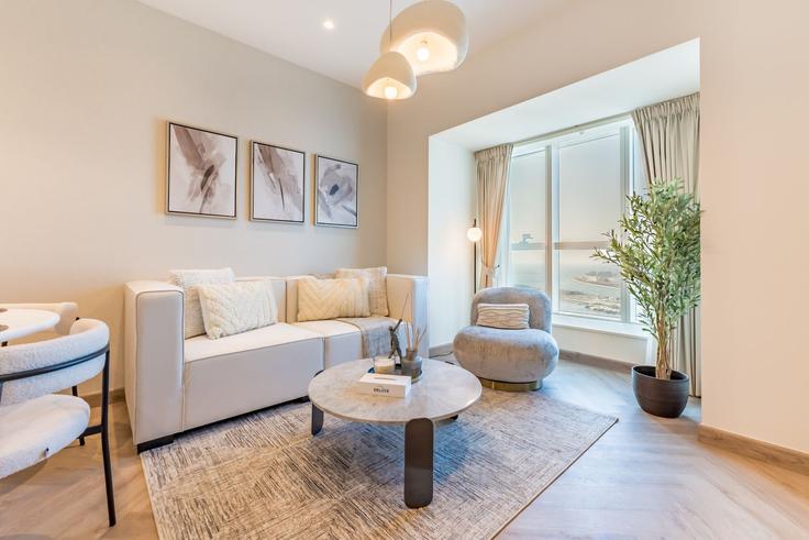 Dubai Marina, Dubai에 위치한 Building Al Sharta Street - dlx-holiday-homes - 1239029 - DXB 아파트의 세련된 인테리어가 돋보이는 거실