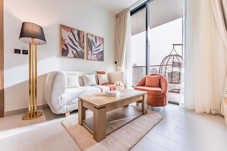 Jumeirah Village, Dubai 소재 Building Kahraba North West - dlx-holiday-homes - 1239237 - DXB 유닛에 마련된, 현대적인 가구로 꾸며진 우아한 디자인의 거실