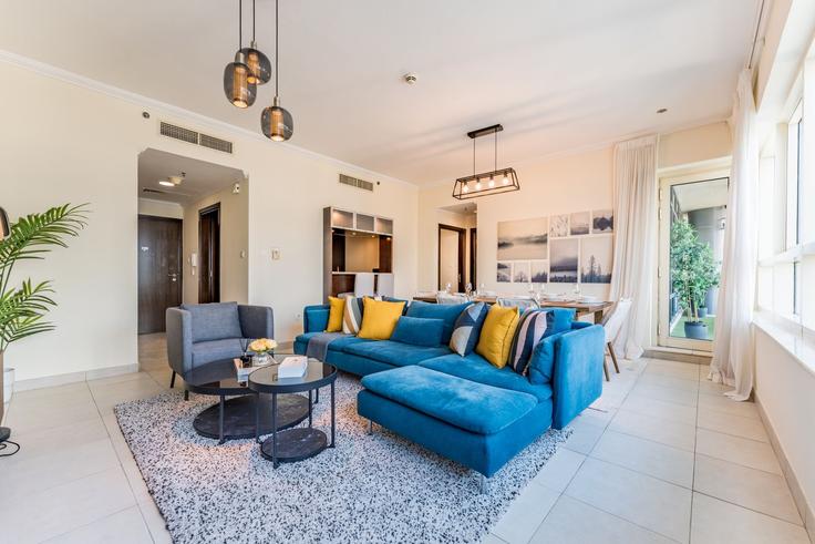 Elegante sala de estar con mobiliario moderno en un apartamento en Building King Salman Bin Abdulaziz Al Saud Street - dlx-holiday-homes - 1239090 - DXB en Dubai Marina, Dubai Elegante sala de estar con mobiliario moderno en un apartamento en Building King Salman Bin Abdulaziz Al Saud Street - dlx-holiday-homes - 1239090 - DXB en Dubai Marina, Dubai