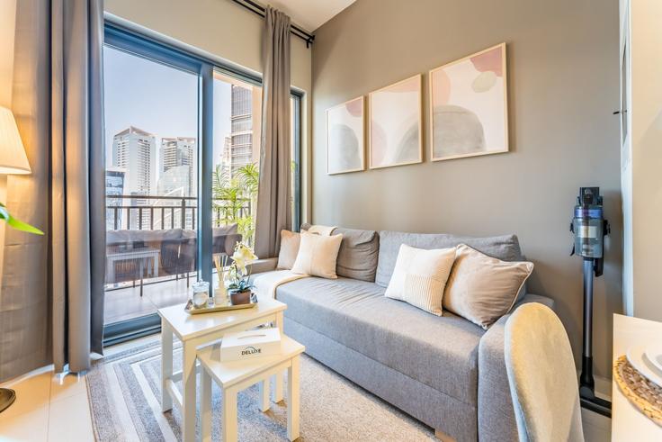 Business Bay, Dubai에 위치한 Building Marasi Drive - dlx-holiday-homes - 1239138 - DXB 아파트의 세련된 인테리어가 돋보이는 거실