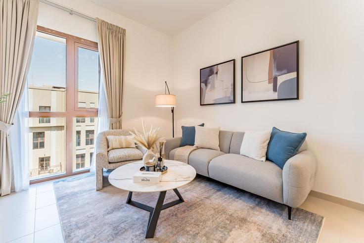 Elegant gestaltetes Wohnzimmer mit moderner Einrichtung in einer Wohnung im Building Tariaq Bedon Esm - dlx-holiday-homes - 1239182 - DXB in Dubai, Dubai Elegant gestaltetes Wohnzimmer mit moderner Einrichtung in einer Wohnung im Building Tariaq Bedon Esm - dlx-holiday-homes - 1239182 - DXB in Dubai, Dubai