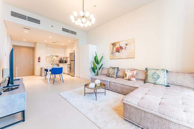 Elegante sala de estar con mobiliario moderno en un apartamento en Building Tariaq Bedon Esm - dlx-holiday-homes - 1239304 - DXB en Ras Al Khor, Dubai