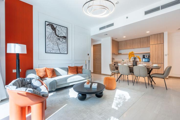 Sala de estar elegantemente projetada com móveis modernos em um apartamento no Building Marasi Drive - dlx-holiday-homes - 1239130 - DXB em Business Bay, Dubai