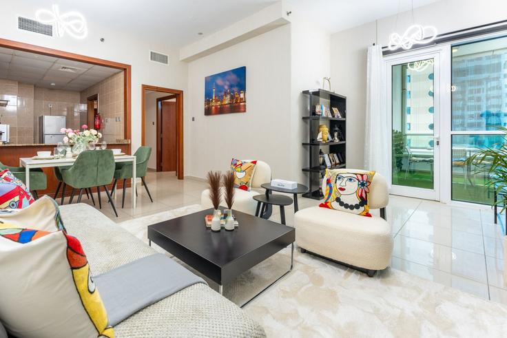 Sala de estar elegantemente projetada com móveis modernos em um apartamento no Building Al Sharta Street - dlx-holiday-homes - 1239166 - DXB em Dubai Marina, Dubai Sala de estar elegantemente projetada com móveis modernos em um apartamento no Building Al Sharta Street - dlx-holiday-homes - 1239166 - DXB em Dubai Marina, Dubai