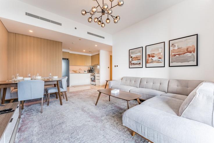 Building Tariaq Bedon Esm - dlx-holiday-homes - 1257061 - DXB adresindeki bir dairede modern mobilyalarla zarif bir şekilde tasarlanmış oturma odası Ras Al Khor, Dubai