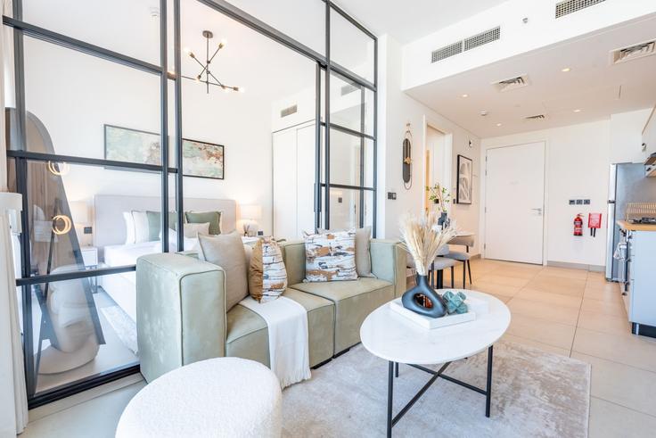 Elegant gestaltetes Wohnzimmer mit moderner Einrichtung in einer Wohnung im Building Tariaq Bedon Esm - dlx-holiday-homes - 1250964 - DXB in Dubai Hills Estate, Dubai