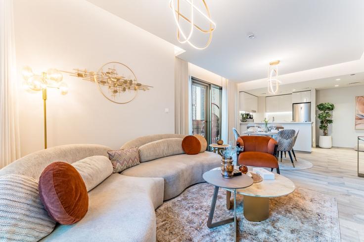Dubai Business BayのBuilding Marasi Drive - dlx-holiday-homes - 1250594 - DXBのアパートメントにある、モダンな家具を備えたエレガントなデザインのリビングルーム Dubai Business BayのBuilding Marasi Drive - dlx-holiday-homes - 1250594 - DXBのアパートメントにある、モダンな家具を備えたエレガントなデザインのリビングルーム