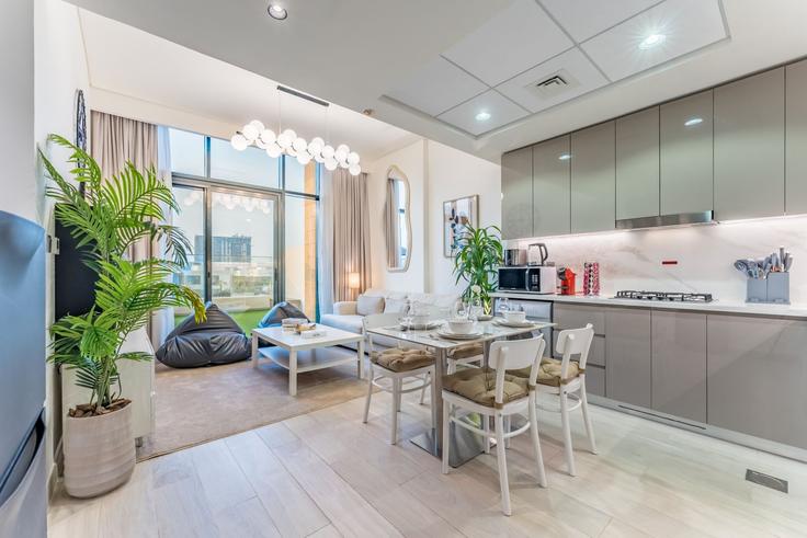 Dubai Nad Al ShebaのBuilding Tariaq Bedon Esm - dlx-holiday-homes - 1253569 - DXBのアパートメントにある、モダンな家具を備えたエレガントなデザインのリビングルーム