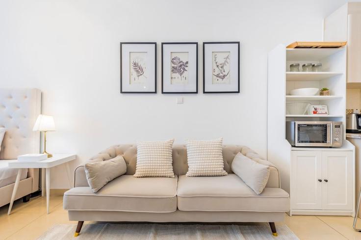 Al Thanyah Fifth, Dubai에 위치한 Building Tariaq Bedon Esm - dlx-holiday-homes - 1238982 유닛의 세련된 인테리어가 돋보이는 거실