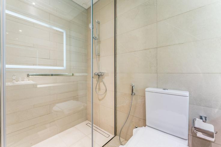 Al Jaddaf, Dubai의 Building Tariaq Bedon Esm - dlx-holiday-homes - 1283240 - DXB에 위치한 세련되고 감각적으로 디자인된 욕실