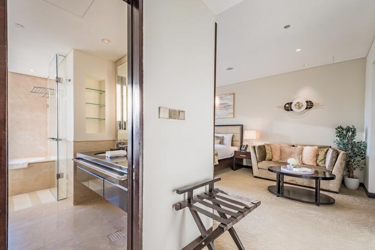 Dubai Marina, Dubai 소재 Building Tariaq Bedon Esm - dlx-holiday-homes - 1239246 유닛에 마련된, 현대적인 가구로 꾸며진 우아한 디자인의 거실