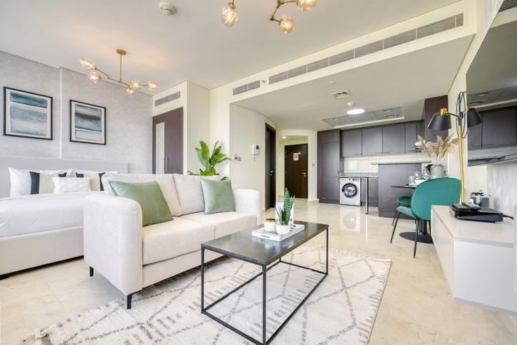 Trade Center, Dubai에 위치한 Building Al Mustaqbal Street - dlx-holiday-homes - 1238716 아파트의 세련된 인테리어가 돋보이는 거실 Trade Center, Dubai에 위치한 Building Al Mustaqbal Street - dlx-holiday-homes - 1238716 아파트의 세련된 인테리어가 돋보이는 거실