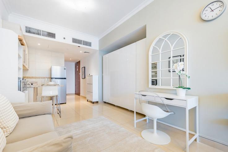 Salle de séjour élégante avec mobilier moderne dans un appartement à Building Tariaq Bedon Esm - dlx-holiday-homes - 1238982 à Al Thanyah Fifth, Dubai