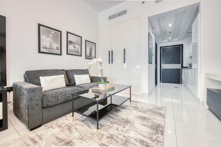 Dubai Al Hebiah FourthのBuilding Tariaq Bedon Esm - dlx-holiday-homes - 1238635のアパートメントにある、モダンな家具を備えたエレガントなデザインのリビングルーム Dubai Al Hebiah FourthのBuilding Tariaq Bedon Esm - dlx-holiday-homes - 1238635のアパートメントにある、モダンな家具を備えたエレガントなデザインのリビングルーム