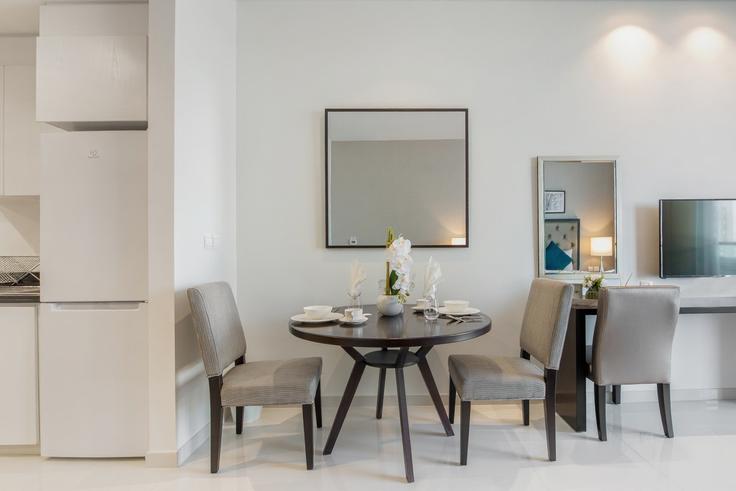 Building Tariaq Bedon Esm - dlx-holiday-homes - 1238552 adresindeki bir dairede şık sandalyeli yemek masası Madinat Al Mataar, Dubai Building Tariaq Bedon Esm - dlx-holiday-homes - 1238552 adresindeki bir dairede şık sandalyeli yemek masası Madinat Al Mataar, Dubai