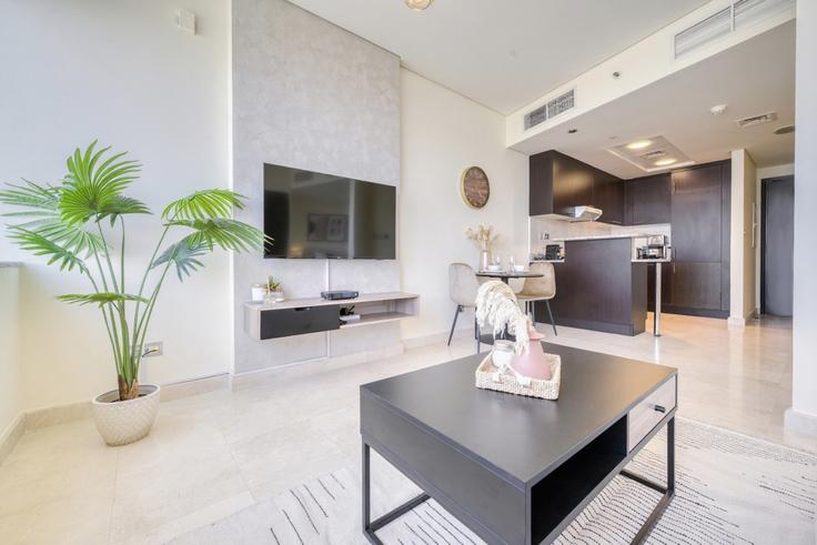 Elegante sala de estar con mobiliario moderno en un apartamento en Building Al Mustaqbal Street - dlx-holiday-homes - 1238637 en Trade Center, Dubai Elegante sala de estar con mobiliario moderno en un apartamento en Building Al Mustaqbal Street - dlx-holiday-homes - 1238637 en Trade Center, Dubai