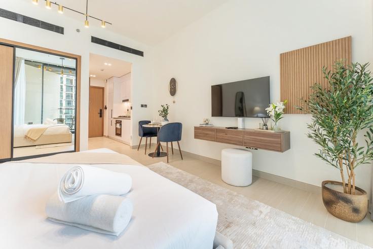 Elegante sala de estar con mobiliario moderno en un apartamento en Building Bijada Boulevard North - dlx-holiday-homes - 1239244 en Al Barsha South Fourth, Dubai Elegante sala de estar con mobiliario moderno en un apartamento en Building Bijada Boulevard North - dlx-holiday-homes - 1239244 en Al Barsha South Fourth, Dubai