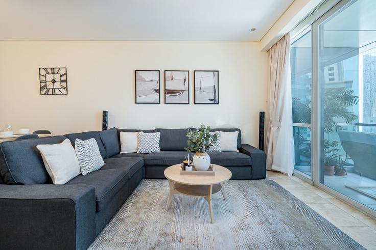 Dubai Dubai MarinaのBuilding Al Mamsha Street - dlx-holiday-homes - 1238761のアパートメントにある、モダンな家具を備えたエレガントなデザインのリビングルーム