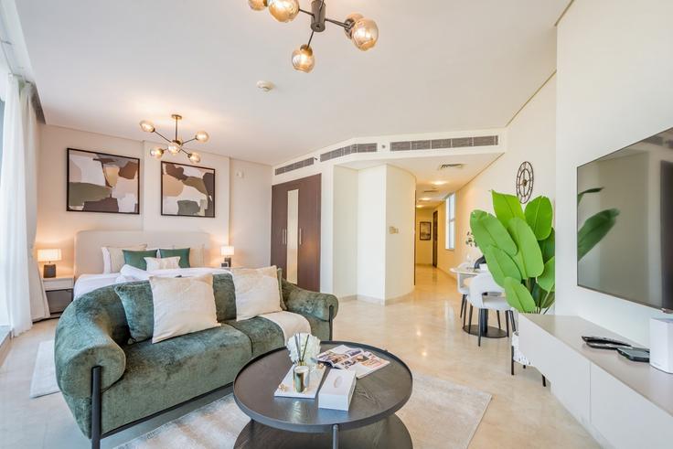 Trade Center, Dubai 소재 Building Al Mustaqbal Street - dlx-holiday-homes - 1239101 유닛에 마련된, 현대적인 가구로 꾸며진 우아한 디자인의 거실 Trade Center, Dubai 소재 Building Al Mustaqbal Street - dlx-holiday-homes - 1239101 유닛에 마련된, 현대적인 가구로 꾸며진 우아한 디자인의 거실