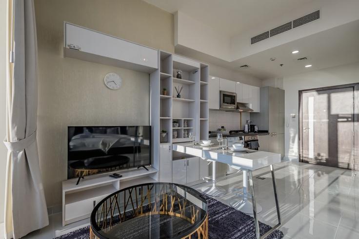 Elegant gestaltetes Wohnzimmer mit moderner Einrichtung in einer Wohnung im Building Tariaq Bedon Esm - dlx-holiday-homes - 1239156 in Al Barsha South Third, Dubai Elegant gestaltetes Wohnzimmer mit moderner Einrichtung in einer Wohnung im Building Tariaq Bedon Esm - dlx-holiday-homes - 1239156 in Al Barsha South Third, Dubai