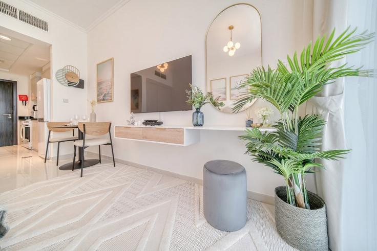 Building D54 - dlx-holiday-homes - 1238832 adresindeki bir dairede modern mobilyalarla zarif bir şekilde tasarlanmış oturma odası Al Hebiah Third, Dubai Building D54 - dlx-holiday-homes - 1238832 adresindeki bir dairede modern mobilyalarla zarif bir şekilde tasarlanmış oturma odası Al Hebiah Third, Dubai