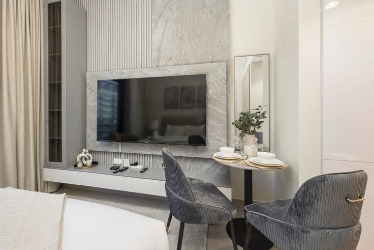 Elegant gestaltetes Wohnzimmer mit moderner Einrichtung in einer Wohnung im Building Tariaq Bedon Esm - dlx-holiday-homes - 1239311 in Nad Al Sheba, Dubai