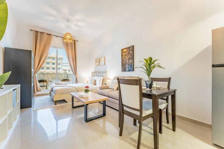 Elegante sala de estar con mobiliario moderno en un apartamento en Building Street 10 - dlx-holiday-homes - 1241427 en Al Barsha South Fourth, Dubai Elegante sala de estar con mobiliario moderno en un apartamento en Building Street 10 - dlx-holiday-homes - 1241427 en Al Barsha South Fourth, Dubai