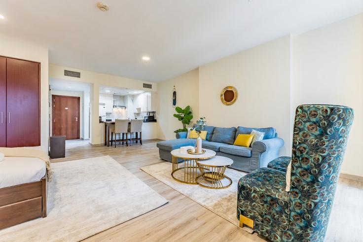 Dubai Dubai MarinaのBuilding Breih Street - dlx-holiday-homes - 1239243のアパートメントにある、モダンな家具を備えたエレガントなデザインのリビングルーム