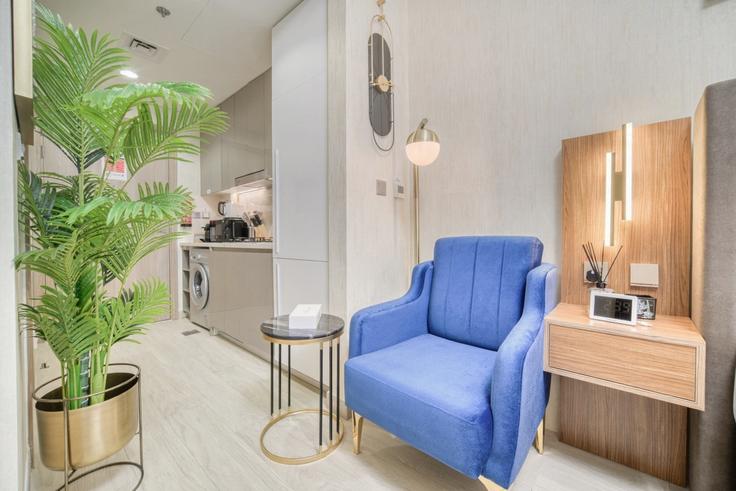 Building Tariaq Bedon Esm - dlx-holiday-homes - 1238846 adresindeki bir dairede modern mobilyalarla zarif bir şekilde tasarlanmış oturma odası Nad Al Sheba, Dubai Building Tariaq Bedon Esm - dlx-holiday-homes - 1238846 adresindeki bir dairede modern mobilyalarla zarif bir şekilde tasarlanmış oturma odası Nad Al Sheba, Dubai