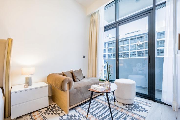 Elegant gestaltetes Wohnzimmer mit moderner Einrichtung in einer Wohnung im Building Tariaq Bedon Esm - dlx-holiday-homes - 1238983 in Nad Al Sheba, Dubai