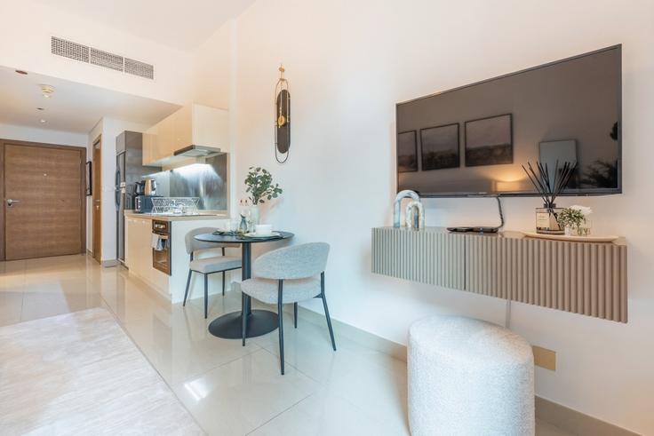 Dubai Burj KhalifaのBuilding Al Tahani St - dlx-holiday-homes - 1239132のアパートメントにある、モダンな家具を備えたエレガントなデザインのリビングルーム