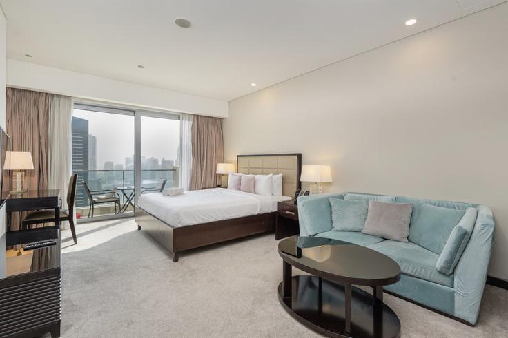 Dubai Marina, Dubai에 위치한 Building Tariaq Bedon Esm - dlx-holiday-homes - 1238666 유닛의 세련된 인테리어가 돋보이는 거실 Dubai Marina, Dubai에 위치한 Building Tariaq Bedon Esm - dlx-holiday-homes - 1238666 유닛의 세련된 인테리어가 돋보이는 거실