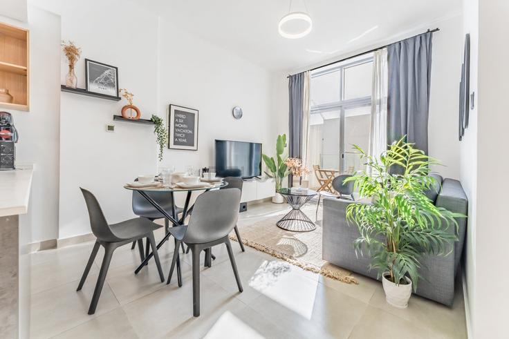 Elegante sala de estar con mobiliario moderno en un apartamento en Building Bijada Boulevard South - dlx-holiday-homes - 1239313 en Al Barsha South Fourth, Dubai Elegante sala de estar con mobiliario moderno en un apartamento en Building Bijada Boulevard South - dlx-holiday-homes - 1239313 en Al Barsha South Fourth, Dubai