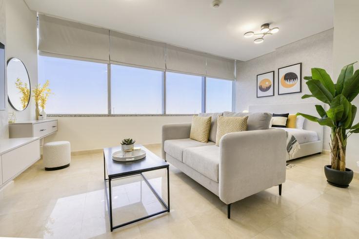 Elegante sala de estar con mobiliario moderno en un apartamento en Building Al Mustaqbal Street - dlx-holiday-homes - 1238627 en Trade Center, Dubai Elegante sala de estar con mobiliario moderno en un apartamento en Building Al Mustaqbal Street - dlx-holiday-homes - 1238627 en Trade Center, Dubai