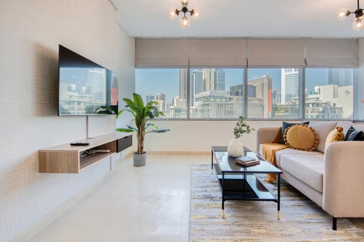 Trade Center, Dubai에 위치한 Building Al Mustaqbal Street - dlx-holiday-homes - 1238693 아파트의 세련된 인테리어가 돋보이는 거실 Trade Center, Dubai에 위치한 Building Al Mustaqbal Street - dlx-holiday-homes - 1238693 아파트의 세련된 인테리어가 돋보이는 거실