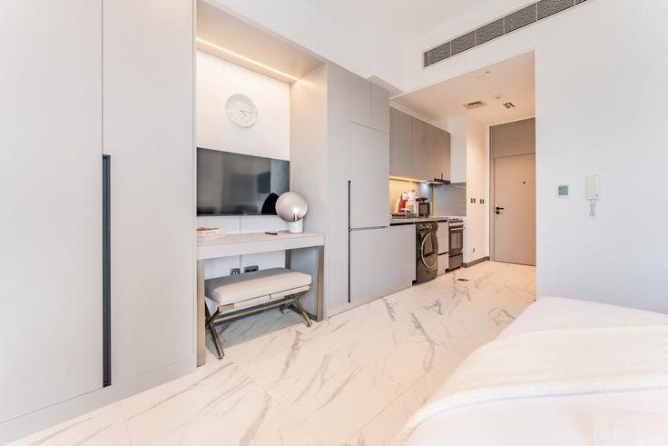 Dubai Hadaeq Sheikh Mohammed Bin RashidのBuilding Tariaq Bedon Esm - dlx-holiday-homes - 1239318のアパートメントにある、モダンな家具を備えたエレガントなデザインのリビングルーム Dubai Hadaeq Sheikh Mohammed Bin RashidのBuilding Tariaq Bedon Esm - dlx-holiday-homes - 1239318のアパートメントにある、モダンな家具を備えたエレガントなデザインのリビングルーム