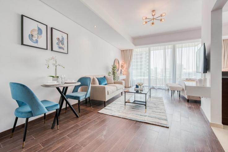 Elegant gestaltetes Wohnzimmer mit moderner Einrichtung in einer Wohnung im Building Tariaq Bedon Esm - dlx-holiday-homes - 1238523 in Al Hebiah Fourth, Dubai