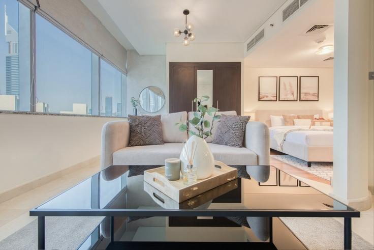 Trade Center, Dubai에 위치한 Building Al Mustaqbal Street - dlx-holiday-homes - 1238526 아파트의 세련된 인테리어가 돋보이는 거실 Trade Center, Dubai에 위치한 Building Al Mustaqbal Street - dlx-holiday-homes - 1238526 아파트의 세련된 인테리어가 돋보이는 거실